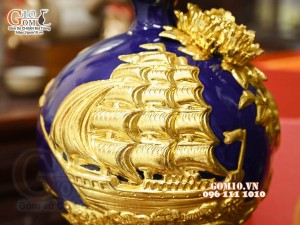 Bình hút tài lộc Thuận Buồm Xuôi Gió đắp nổi dát vàng, nền xanh coban, cao 26cm