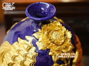 Bình hút tài lộc Thuận Buồm Xuôi Gió đắp nổi dát vàng, nền xanh coban, cao 26cm