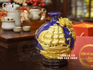 Bình hút tài lộc Thuận Buồm Xuôi Gió đắp nổi dát vàng, nền xanh coban, cao 26cm