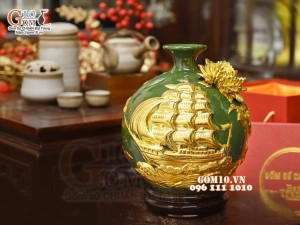 Bình hút tài lộc Thuận Buồm Xuôi Gió đắp nổi dát vàng, nền xanh lục bảo, cao 23cm