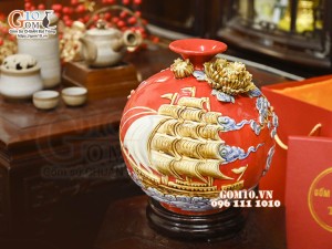 Bình hút tài lộc Thuận Buồm Xuôi Gió đắp nổi, nền đỏ, cao 23cm