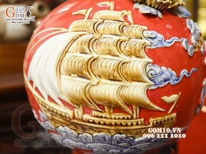 Bình hút tài lộc Thuận Buồm Xuôi Gió đắp nổi, nền đỏ, cao 23cm