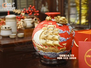 Bình hút tài lộc Thuận Buồm Xuôi Gió đắp nổi, nền đỏ, cao 23cm
