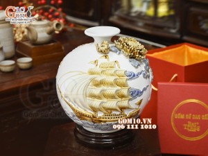 Bình hút tài lộc Thuận Buồm Xuôi Gió đắp nổi, nền trắng, cao 23cm