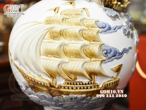 Bình hút tài lộc Thuận Buồm Xuôi Gió đắp nổi, nền trắng, cao 23cm