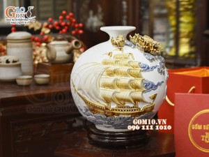 Bình hút tài lộc Thuận Buồm Xuôi Gió đắp nổi, nền trắng, cao 28cm