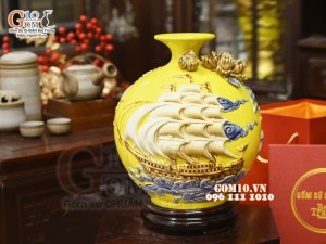 Bình hút tài lộc Thuận Buồm Xuôi Gió đắp nổi, nền vàng, cao 28cm
