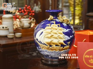Bình hút tài lộc Thuận Buồm Xuôi Gió đắp nổi, nền xanh coban, cao 23cm