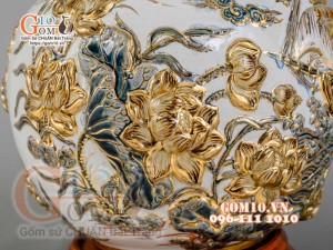 Bình hút tài lộc Thuận Buồm Xuôi Gió đắp nổi vẽ vàng 24k, nền trắng - cao 30cm