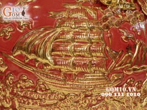 Bình hút tài lộc men màu đỏ đắp nổi vẽ vàng 24k, cảnh Thuận Buồm Xuôi Gió, cao 35cm