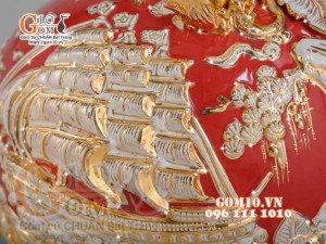 Bình hút tài lộc Thuận Buồm Xuôi Gió Trắng đắp nổi vẽ vàng 24k, nền đỏ - cao 35cm