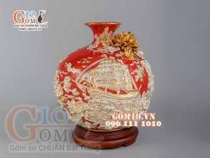 Bình hút tài lộc Thuận Buồm Xuôi Gió Trắng đắp nổi vẽ vàng 24k, nền đỏ - cao 35cm