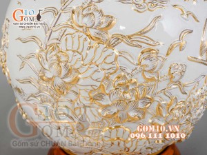 Bình hút tài lộc Thuận Buồm Xuôi Gió Trắng đắp nổi vẽ vàng 24k, nền trắng - cao 35cm