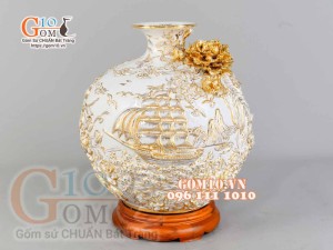 Bình hút tài lộc Thuận Buồm Xuôi Gió Trắng đắp nổi vẽ vàng 24k, nền trắng - cao 30cm