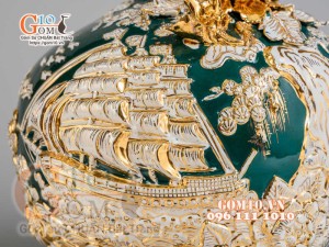 Bình hút tài lộc Thuận Buồm Xuôi Gió Trắng đắp nổi vẽ vàng 24k, nền xanh lục bảo - cao 35cm