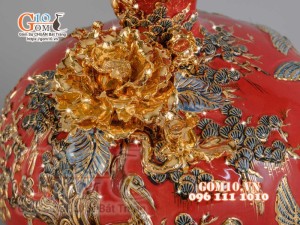 Bình hút tài lộc Tùng Hạc Diên Niên đắp nổi vẽ vàng 24k, nền đỏ - cao 35cm