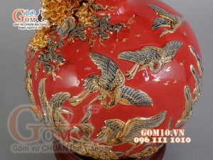 Bình hút tài lộc Tùng Hạc Diên Niên đắp nổi vẽ vàng 24k, nền đỏ - cao 35cm
