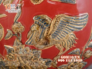 Bình hút tài lộc Tùng Hạc Diên Niên đắp nổi vẽ vàng 24k, nền đỏ - cao 35cm