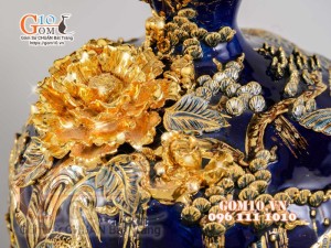 Bình hút tài lộc Tùng Hạc Diên Niên đắp nổi vẽ vàng 24k, nền xanh coban - cao 30cm