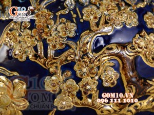 Bình hút tài lộc Tùng Hạc Diên Niên đắp nổi vẽ vàng 24k, nền xanh coban - cao 30cm