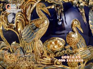 Bình hút tài lộc Tùng Hạc Diên Niên đắp nổi vẽ vàng 24k, nền xanh coban - cao 30cm