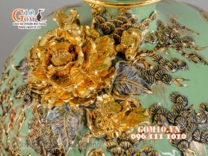 Bình hút tài lộc Tùng Hạc Diên Niên đắp nổi vẽ vàng 24k, nền xanh ngọc - cao 30cm