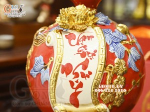 Bình hút tài lộc Vạn Sự Như Ý đắp nổi dát vàng, nền đỏ, cao 28cm