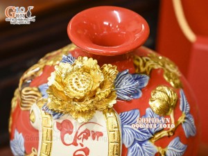 Bình hút tài lộc Vạn Sự Như Ý đắp nổi dát vàng, nền đỏ, cao 28cm