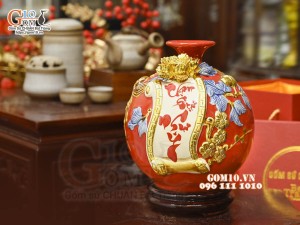 Bình hút tài lộc Vạn Sự Như Ý đắp nổi dát vàng, nền đỏ, cao 28cm