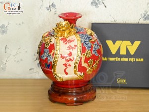 Bình hút tài lộc Vạn Sự Như Ý đắp nổi dát vàng, nền đỏ in logo VTV, cao 21cm
