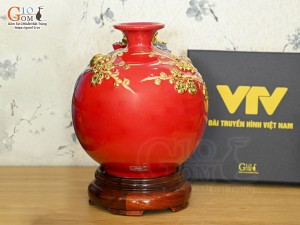 Bình hút tài lộc Vạn Sự Như Ý đắp nổi dát vàng, nền đỏ in logo VTV, cao 21cm