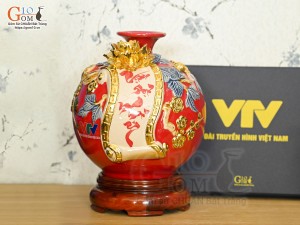 Bình hút tài lộc Vạn Sự Như Ý đắp nổi dát vàng, nền đỏ in logo VTV, cao 21cm
