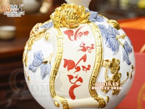 Bình hút tài lộc Vạn Sự Như Ý đắp nổi dát vàng, nền trắng, cao 28cm