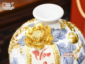 Bình hút tài lộc Vạn Sự Như Ý đắp nổi dát vàng, nền trắng, cao 28cm