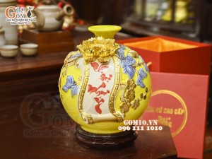 Bình hút tài lộc Vạn Sự Như Ý đắp nổi dát vàng, nền vàng, cao 22cm