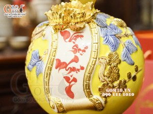 Bình hút tài lộc Vạn Sự Như Ý đắp nổi dát vàng, nền vàng, cao 22cm