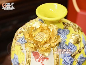 Bình hút tài lộc Vạn Sự Như Ý đắp nổi dát vàng, nền vàng, cao 22cm