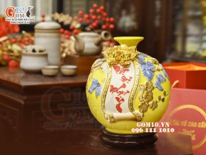 Bình hút tài lộc Vạn Sự Như Ý đắp nổi dát vàng, nền vàng, cao 22cm