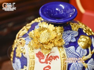 Bình hút tài lộc Vạn Sự Như Ý đắp nổi dát vàng, nền xanh coban, cao 22cm