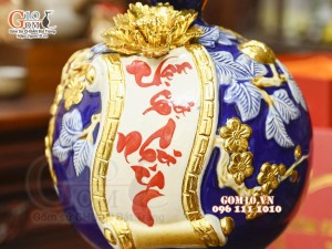 Bình hút tài lộc Vạn Sự Như Ý đắp nổi dát vàng, nền xanh coban, cao 22cm