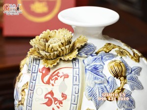 Bình hút tài lộc Vạn Sự Như Ý đắp nổi, nền trắng, cao 28cm