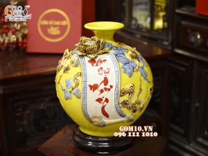 Bình hút tài lộc Vạn Sự Như Ý đắp nổi, nền vàng, cao 22cm