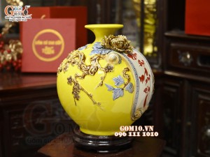 Bình hút tài lộc Vạn Sự Như Ý đắp nổi, nền vàng, cao 22cm