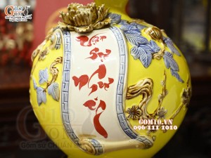 Bình hút tài lộc Vạn Sự Như Ý đắp nổi, nền vàng, cao 22cm