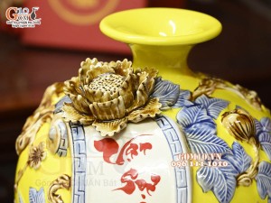 Bình hút tài lộc Vạn Sự Như Ý đắp nổi, nền vàng, cao 22cm