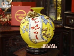 Bình hút tài lộc Vạn Sự Như Ý đắp nổi, nền vàng, cao 22cm