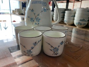 Bình nước 1.5l kèm 5 chén in logo hàng dư