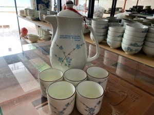 Bình nước 1.5l kèm 5 chén in logo hàng dư