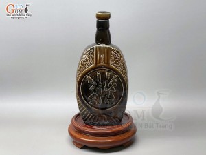 Bình rượu gốm men màu mật ong khắc nổi Đông Sơn, 750ml