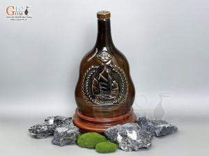 Bình rượu gốm men màu mật ong khắc nổi Thuận Buồm Xuôi Gió, 750ml